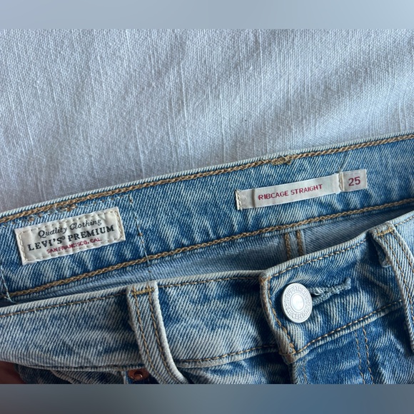 Levi’s Wedgie Straight - High Rise Button Fly - Picture 6 of 7